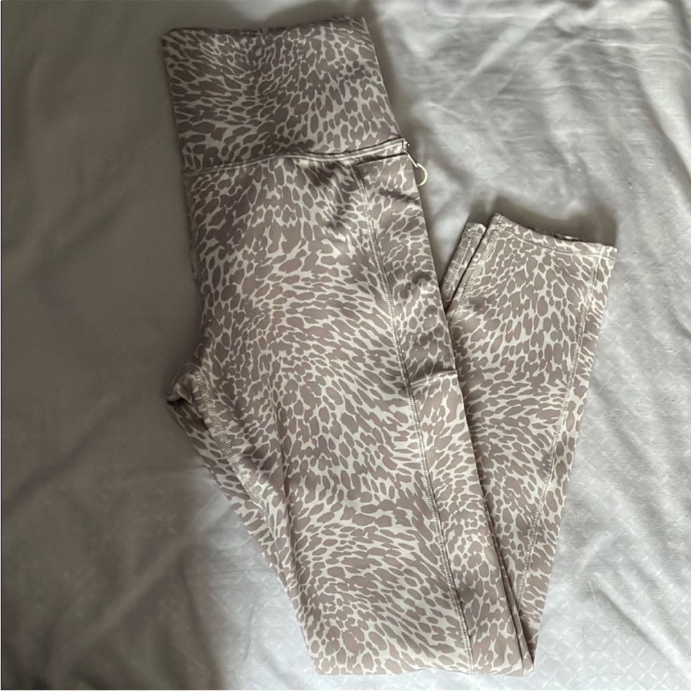 Vuori Women's Light Gray Patterned Leggings - Picture 2 of 6